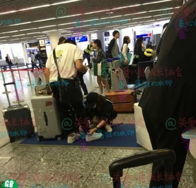 Hình ảnh Lưu Thi Thi chăm sóc Ngô Kỳ Long tại sân bay gây sốt.