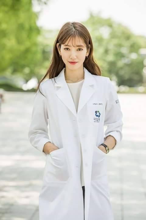 Park Shin Hye cực xinh tươi trong phục trang y sĩ - Ảnh 2.