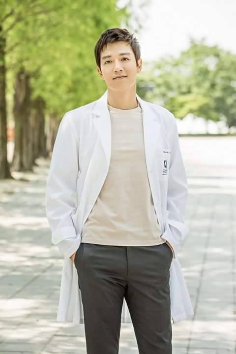 Park Shin Hye cực xinh tươi trong phục trang y sĩ - Ảnh 3.