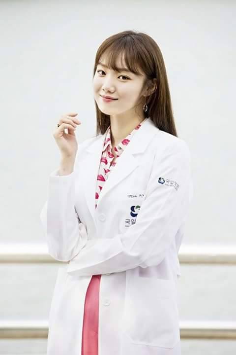 Park Shin Hye cực xinh tươi trong phục trang y sĩ - Ảnh 4.