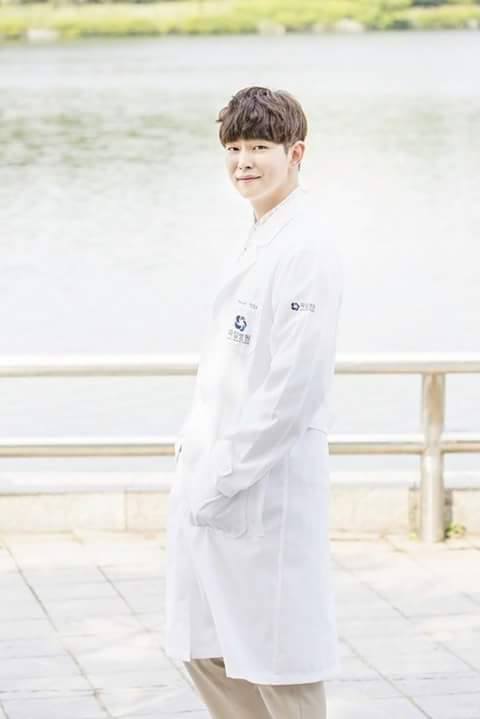 Park Shin Hye cực xinh tươi trong phục trang y sĩ - Ảnh 5.