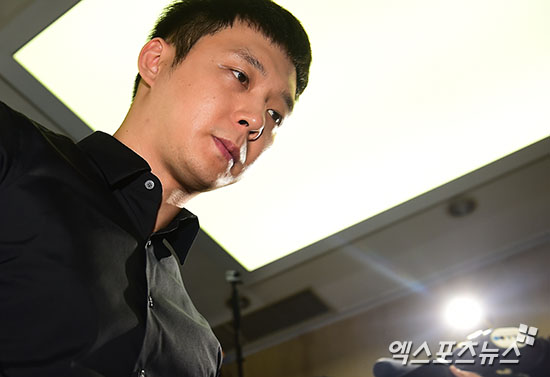 Yoochun (JYJ) tới đồn cảnh sát tiếp nhận điều tra, cúi đầu xin lỗi người hâm mộ - Ảnh 3.