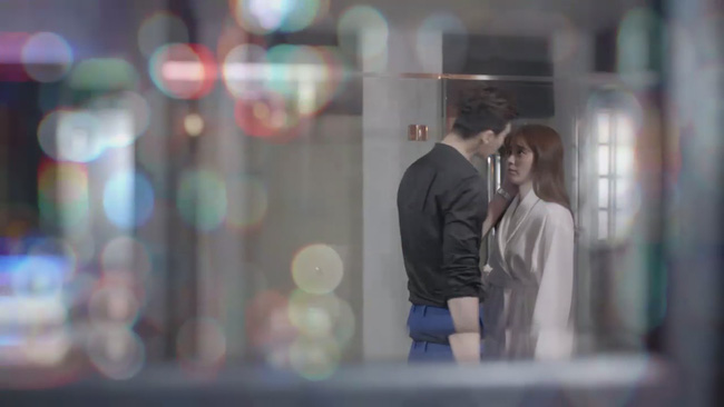 “W – Two Worlds”: Diện sơ mi đen, Lee Jong Suk “cưỡng hôn” Han Hyo Joo cực nóng bỏng - Ảnh 2.