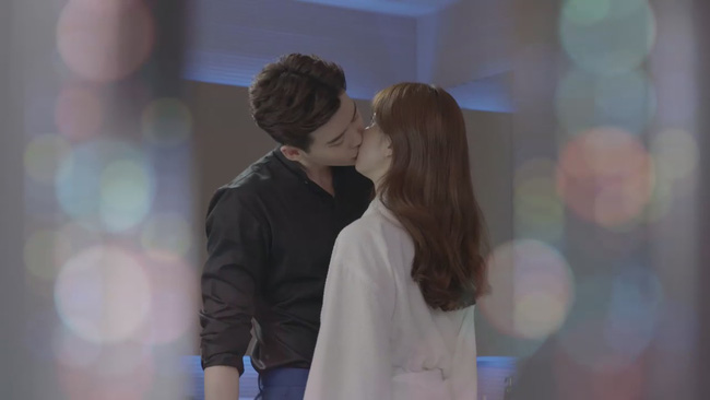 “W – Two Worlds”: Diện sơ mi đen, Lee Jong Suk “cưỡng hôn” Han Hyo Joo cực nóng bỏng - Ảnh 3.