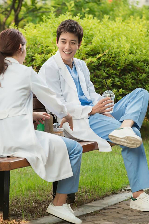 “Doctors”: Park Shin Hye bị kẻ lạ tấn công bất thình lình tại bệnh viện - Ảnh 15.