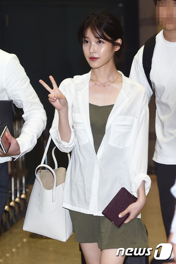 Yoona (SNSD) thả dáng sang chảnh, IU bị tố làm mũi khi xuất hiện tại sân bay - Ảnh 2.