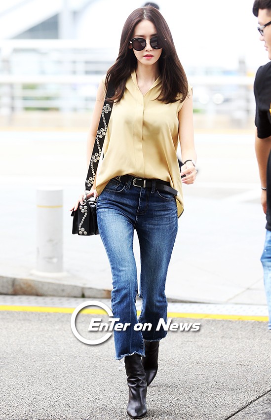 Yoona (SNSD) thả dáng sang chảnh, IU bị tố làm mũi khi xuất hiện tại sân bay - Ảnh 4.