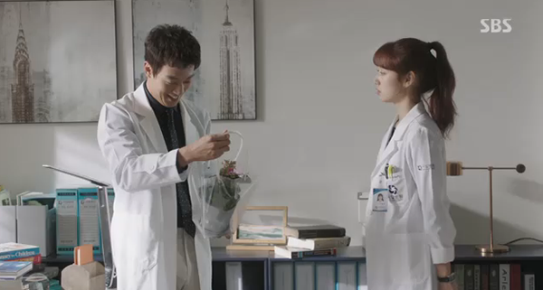 Doctors: Tức cảnh sinh tình, Kim Rae Won khóa môi Park Shin Hye dưới mưa - Ảnh 33.