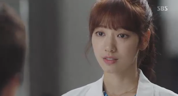 Doctors: Tức cảnh sinh tình, Kim Rae Won khóa môi Park Shin Hye dưới mưa - Ảnh 34.