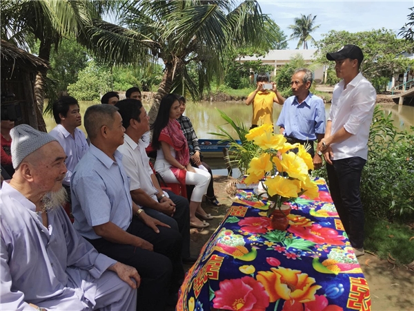 Bên cạnh cây cầu, vợ chồng Công Vinh cũng chi tiền lát thêm một số đoạn đường để người dân quanh vùng không phải lội bùn sình vào mùa mưa. Ngoài ra, cặp đôi còn quyết định mua 40 lu lớn để tặng người dân tiện tích nước ngọt phục vụ sinh hoạt. - Tin sao Viet - Tin tuc sao Viet - Scandal sao Viet - Tin tuc cua Sao - Tin cua Sao