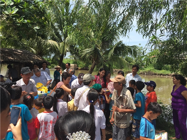 Thuỷ Tiên, Công Vinh chi 100 triệu để xây cầu cho trẻ em nghèo đi học - Tin sao Viet - Tin tuc sao Viet - Scandal sao Viet - Tin tuc cua Sao - Tin cua Sao