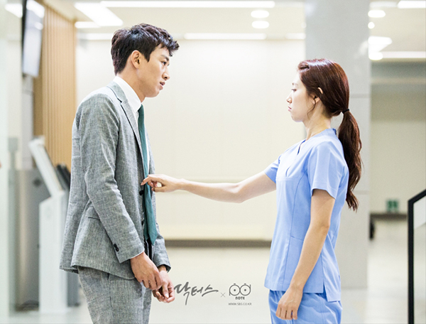 Xem hậu trường “Doctors”, cứ ngỡ Kim Rae Won – Park Shin Hye yêu nhau thật rồi! - Ảnh 10.