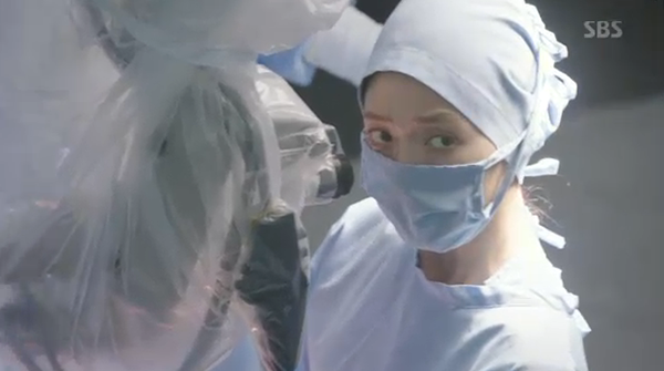 “Doctors”: Park Shin Hye bị kẻ lạ tấn công bất thình lình tại bệnh viện - Ảnh 22.