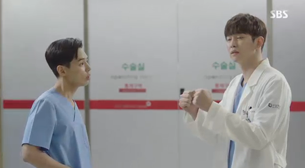 “Doctors”: Park Shin Hye bị kẻ lạ tấn công bất thình lình tại bệnh viện - Ảnh 27.