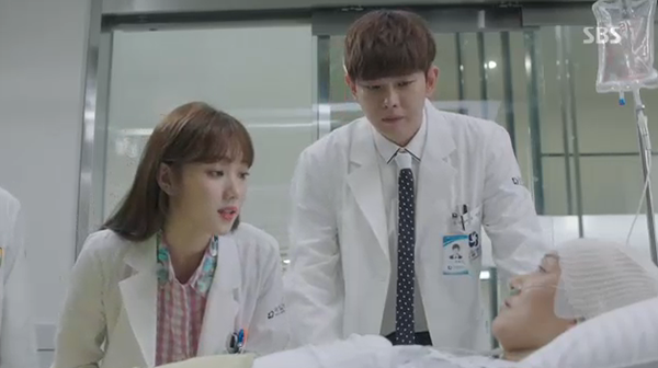 “Doctors”: Park Shin Hye bị kẻ lạ tấn công bất thình lình tại bệnh viện - Ảnh 32.