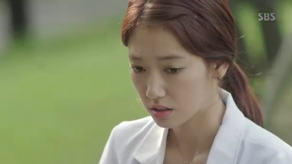 “Doctors”: Park Shin Hye bị kẻ lạ tấn công bất thình lình tại bệnh viện - Ảnh 17.