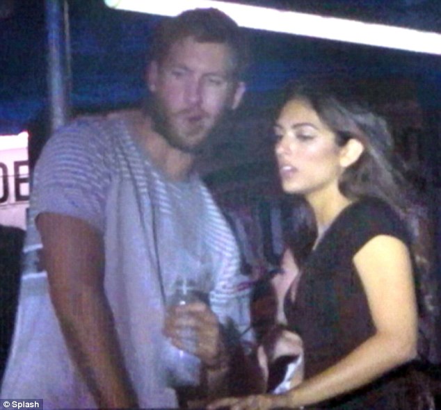 Chán hẹn hò người nổi tiếng, Calvin Harris thân mật với gái lạ trong hộp đêm - Ảnh 1.