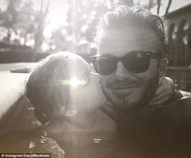 Bé Harper Beckham hôn bố mẹ đáng yêu thế này vào dịp sinh nhật 5 tuổi - Ảnh 1.
