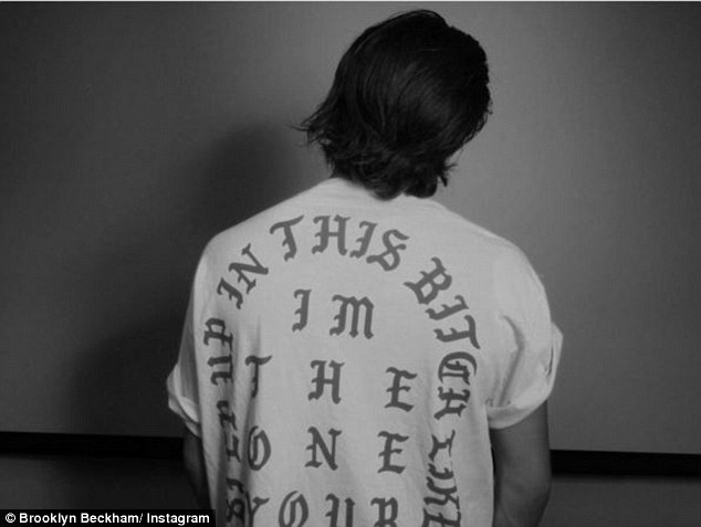 Brooklyn Beckham xóa ảnh mặc áo của Kanye West để ủng hộ bạn gái Chloe - Ảnh 3.