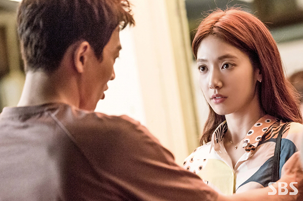 “Doctors”: Park Shin Hye bị kẻ lạ tấn công bất thình lình tại bệnh viện - Ảnh 10.