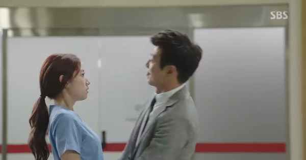 Doctors: Tức cảnh sinh tình, Kim Rae Won khóa môi Park Shin Hye dưới mưa - Ảnh 14.