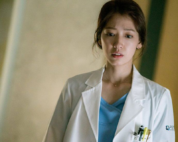 “Doctors”: Park Shin Hye bị kẻ lạ tấn công bất thình lình tại bệnh viện - Ảnh 1.