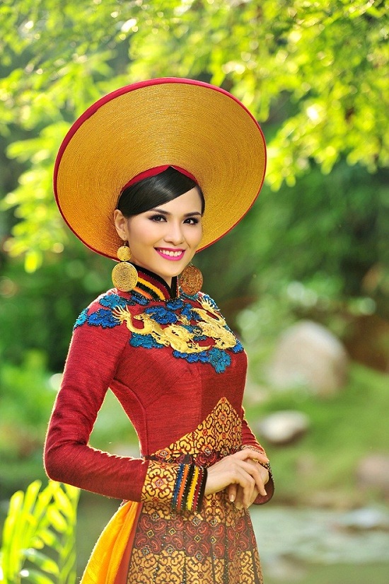 Diễm Hương gây ấn tượng với quốc phục có họa tiết.