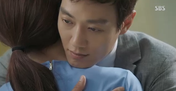 Doctors: Tức cảnh sinh tình, Kim Rae Won khóa môi Park Shin Hye dưới mưa - Ảnh 16.