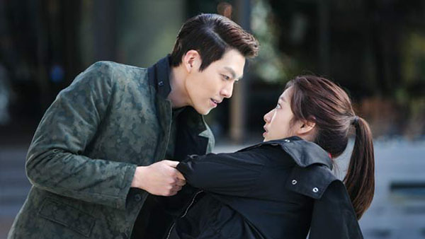 Lee Jong Suk – Park Shin Hye – Kim Woo Bin: Cuộc chiến vô nghĩa - Ảnh 8.