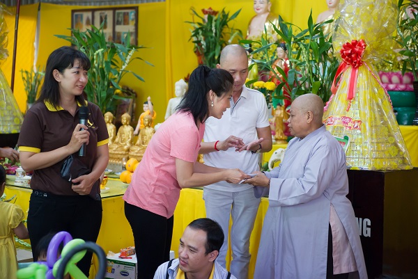 Nữ ca si Hồ Lệ Thu trao tiền hỗ trợ cho sư cô tại chùa Phật Minh