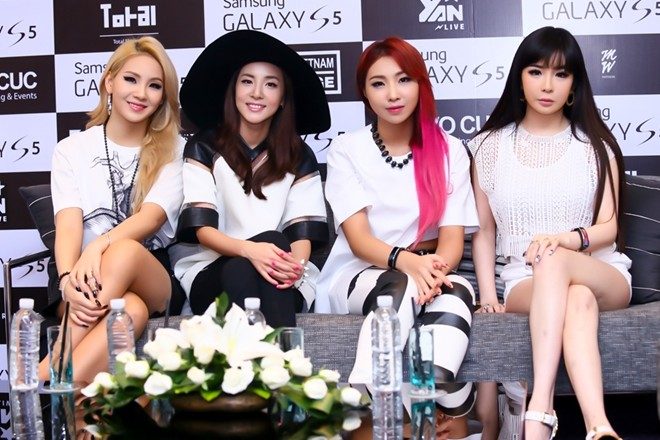 Nữ ca sĩ và nhóm nhạc 2NE1 sang Việt Nam năm 2014.