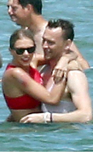 Taylor Swift và Tom Hiddleston ôm nhau tắm biển mặc nghi vấn diễn kịch - Ảnh 1.