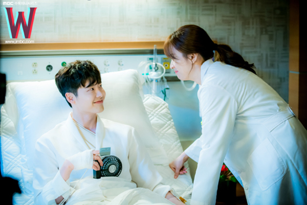 Lee Jong Suk và Han Hyo Joo sẽ hôn cực nhiều trong “W” - Ảnh 16.