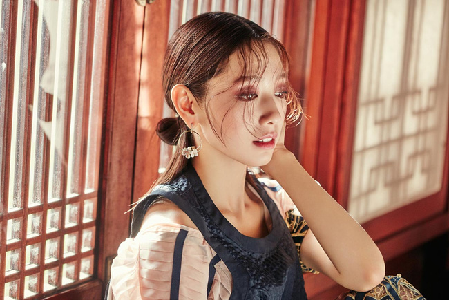 Park Shin Hye đẹp ma mị với suối tóc dài không tưởng, Shin Min Ah sành điệu trên tạp chí - Ảnh 8.