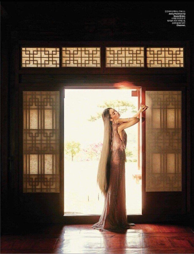 Park Shin Hye đẹp ma mị với suối tóc dài không tưởng, Shin Min Ah sành điệu trên tạp chí - Ảnh 13.