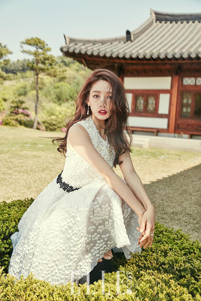 Park Shin Hye đẹp ma mị với suối tóc dài không tưởng, Shin Min Ah sành điệu trên tạp chí - Ảnh 5.
