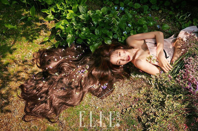 Park Shin Hye đẹp ma mị với suối tóc dài không tưởng, Shin Min Ah sành điệu trên tạp chí - Ảnh 7.