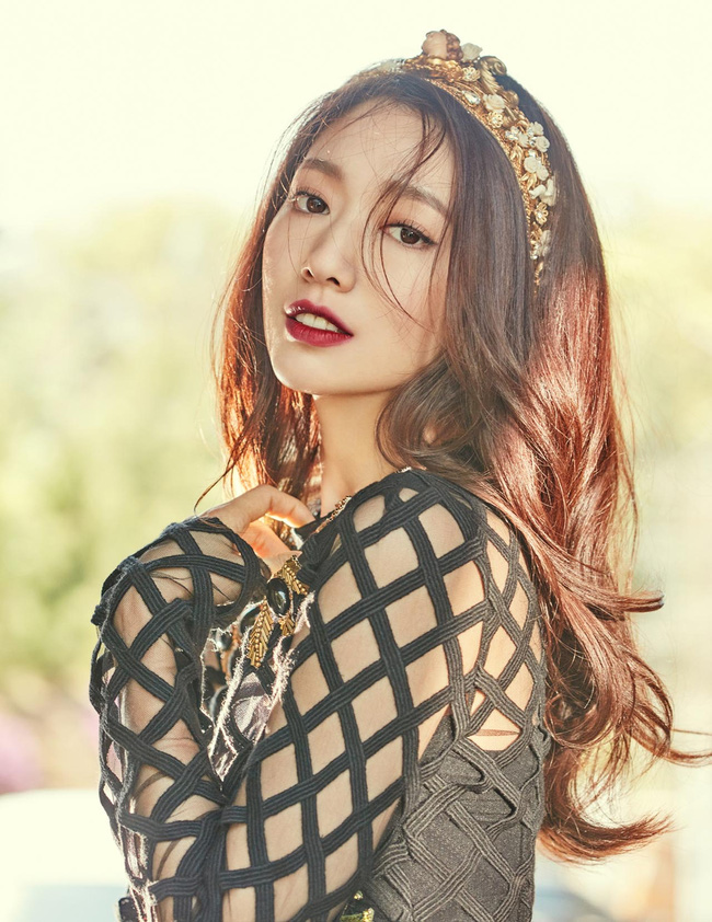 Park Shin Hye đẹp ma mị với suối tóc dài không tưởng, Shin Min Ah sành điệu trên tạp chí - Ảnh 2.