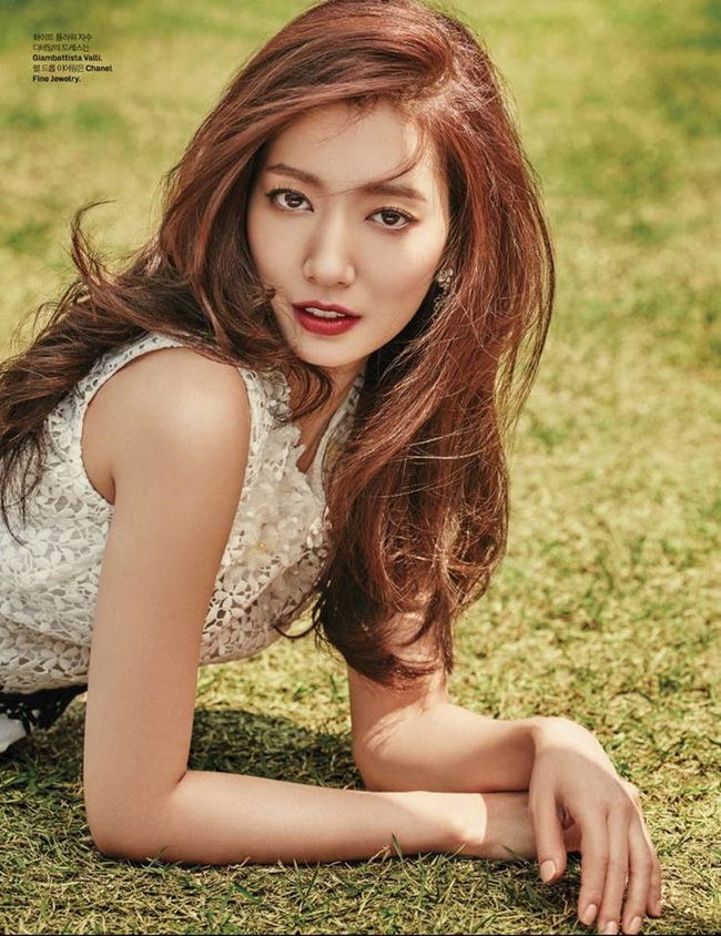 Park Shin Hye đẹp ma mị với suối tóc dài không tưởng, Shin Min Ah sành điệu trên tạp chí - Ảnh 3.