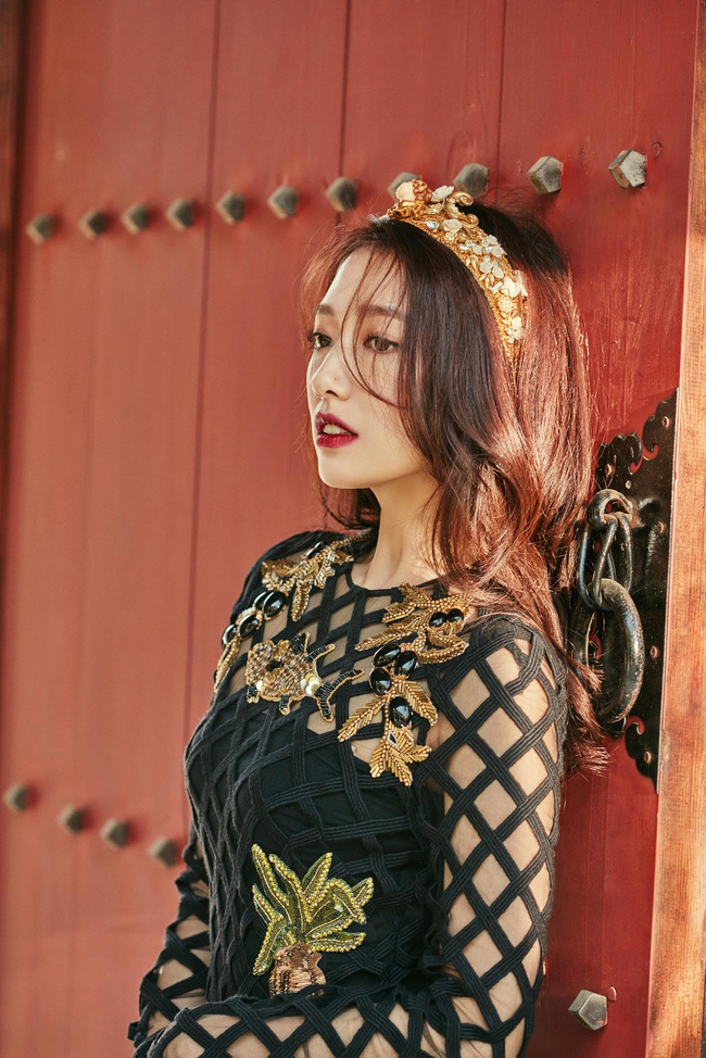 Park Shin Hye đẹp ma mị với suối tóc dài không tưởng, Shin Min Ah sành điệu trên tạp chí - Ảnh 4.