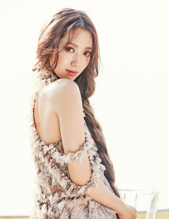 Park Shin Hye đẹp ma mị với suối tóc dài không tưởng, Shin Min Ah sành điệu trên tạp chí - Ảnh 9.