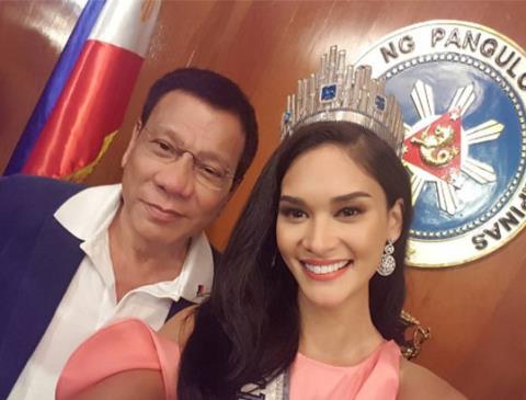 Tổng thống Rodrigo Duterte và đương kim Hoa hậu Hoàn vũ Pia Wurtbach