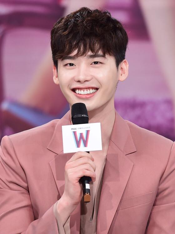 Lee Jong Suk từng có ý định khoe 6 múi” giống Kim Woo Bin trong “W” - Ảnh 1.