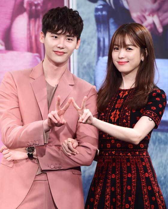 Lee Jong Suk từng có ý định khoe 6 múi” giống Kim Woo Bin trong “W” - Ảnh 2.