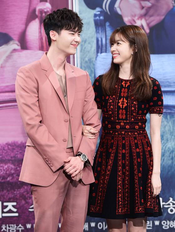 Lee Jong Suk từng có ý định khoe 6 múi” giống Kim Woo Bin trong “W” - Ảnh 3.