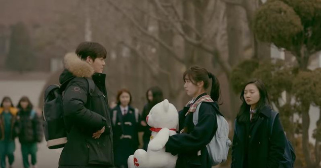 Uncontrollably Fond: Kim Woo Bin tỏ tình với Suzy trước toàn thể fan hâm mộ - Ảnh 6.