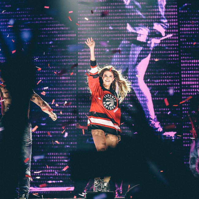 Selena Gomez lại khiến fan rạo rực với loạt trang phục biểu diễn trong tour mới nhất - Ảnh 1.