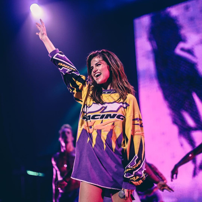 Selena Gomez lại khiến fan rạo rực với loạt trang phục biểu diễn trong tour mới nhất - Ảnh 2.