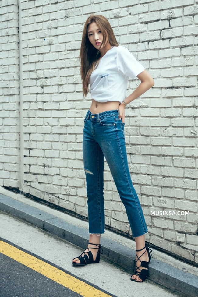 Giới trẻ thế giới khoe dáng nuột với street style đẹp khó rời mắt - Ảnh 2.