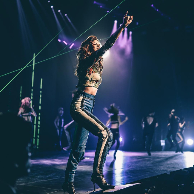Selena Gomez lại khiến fan rạo rực với loạt trang phục biểu diễn trong tour mới nhất - Ảnh 4.
